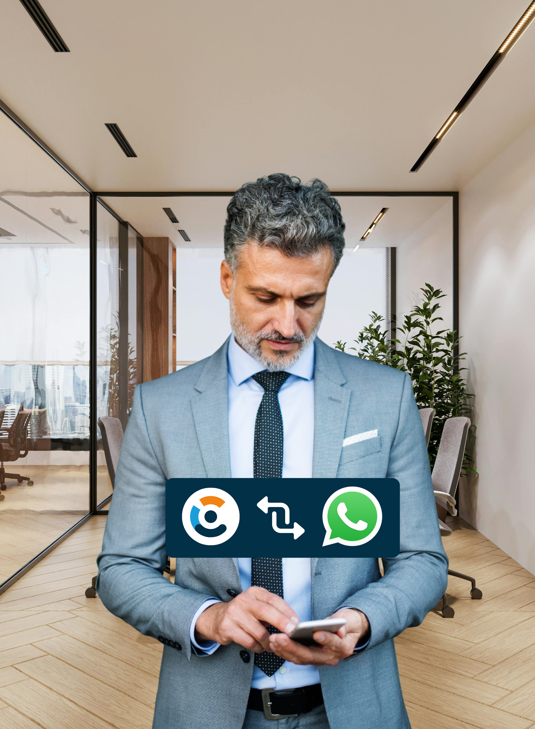 Professionista che usa Copernico e WhatsApp sullo smartphone